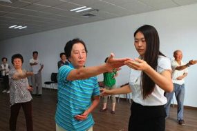 Cours clinique de Taiji Quan, pour des patiens atteint de Parkinson. Hôpital Yāntái shān. Ville de Yantai