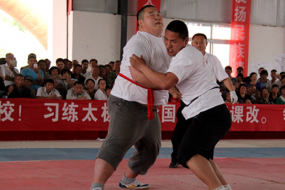 Compétition de Tuishou. Ecole Wenwu (Zhengyang, Henan)